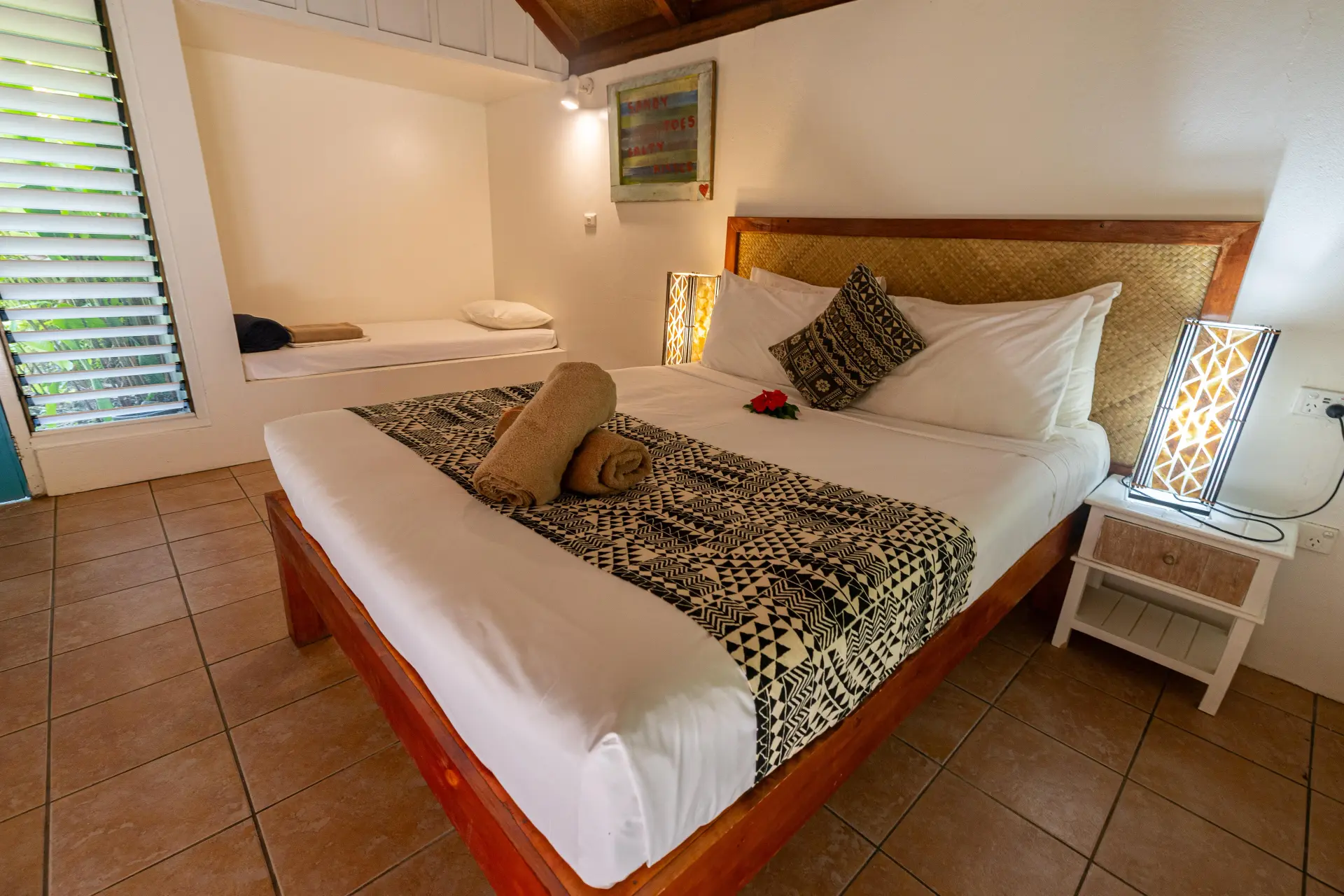 Queen bed with single alcove